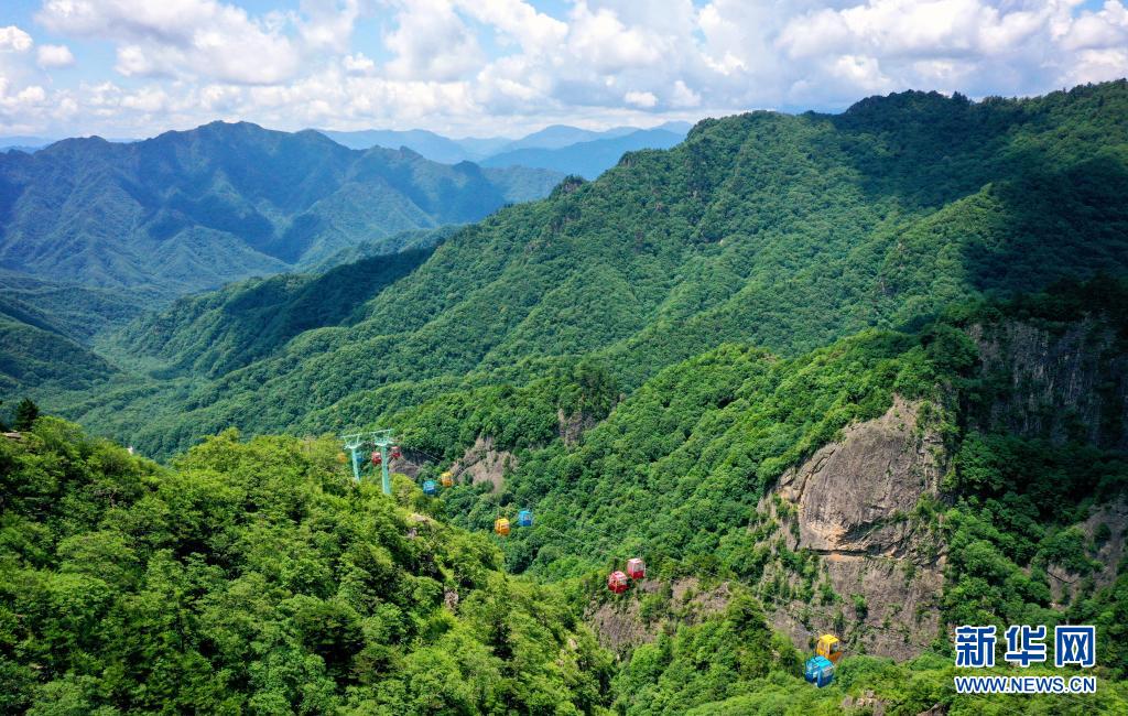 但看秦嶺朱雀景 奇峰險(xiǎn)秀亂石顏