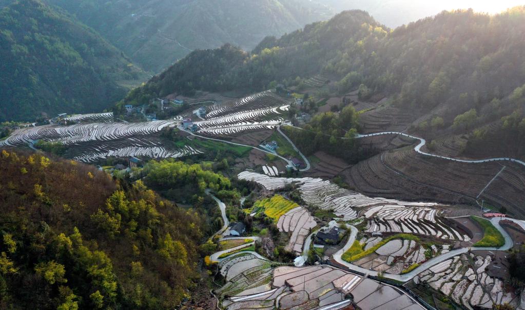 陜西嵐皋：水潤古梯田 滿山鑲銀鏈